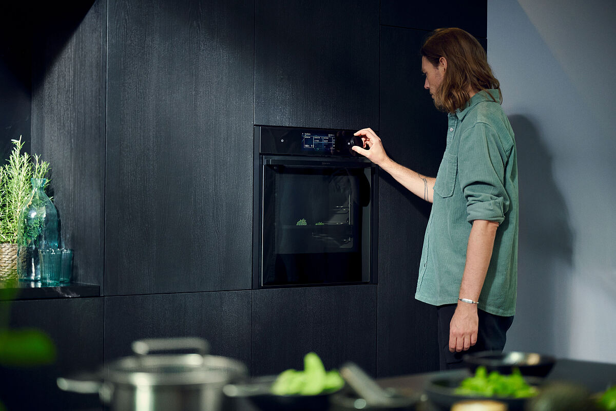 Das Twist Pad Flex® kann neben Kochfeldern und darin integrierten Abzügen jetzt neu auch Backöfen und Kaffeevollautomaten steuern.