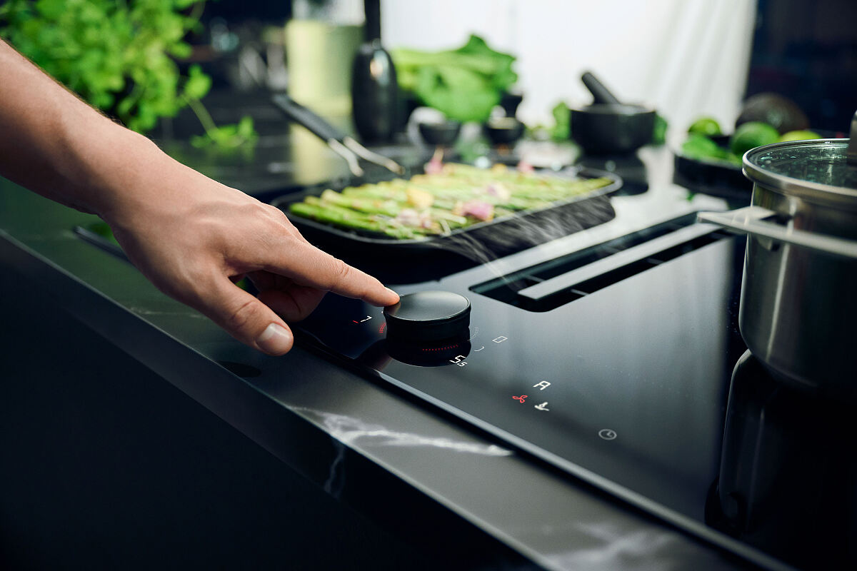 Das Twist Pad Flex® kann neben Kochfeldern und darin integrierten Abzügen jetzt neu auch Backöfen und Kaffeevollautomaten steuern.